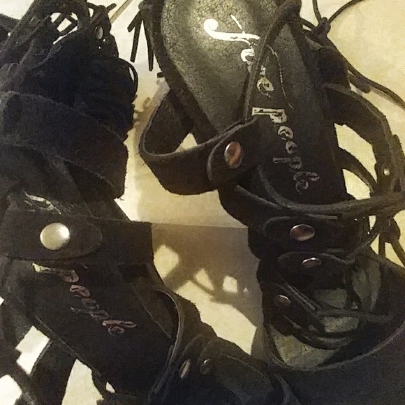 Free People solistic fringe wedge LIKE NEW - Picture 8 of 8